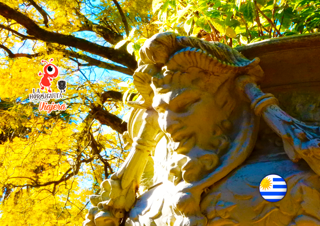 Esculturas y obras de arte en el jardín botánico de Montevideo.